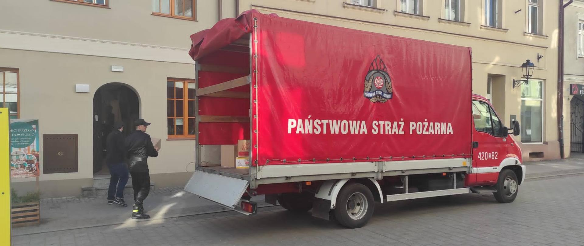 Na zdjęciu znajduje się pojazd Renault Mascott SLKw w Komendy w Chełmnie, który znajduje się na ul. Grudziądzkiej w Chełmnie, podczas załadunku zebranych przez Miasto darów.