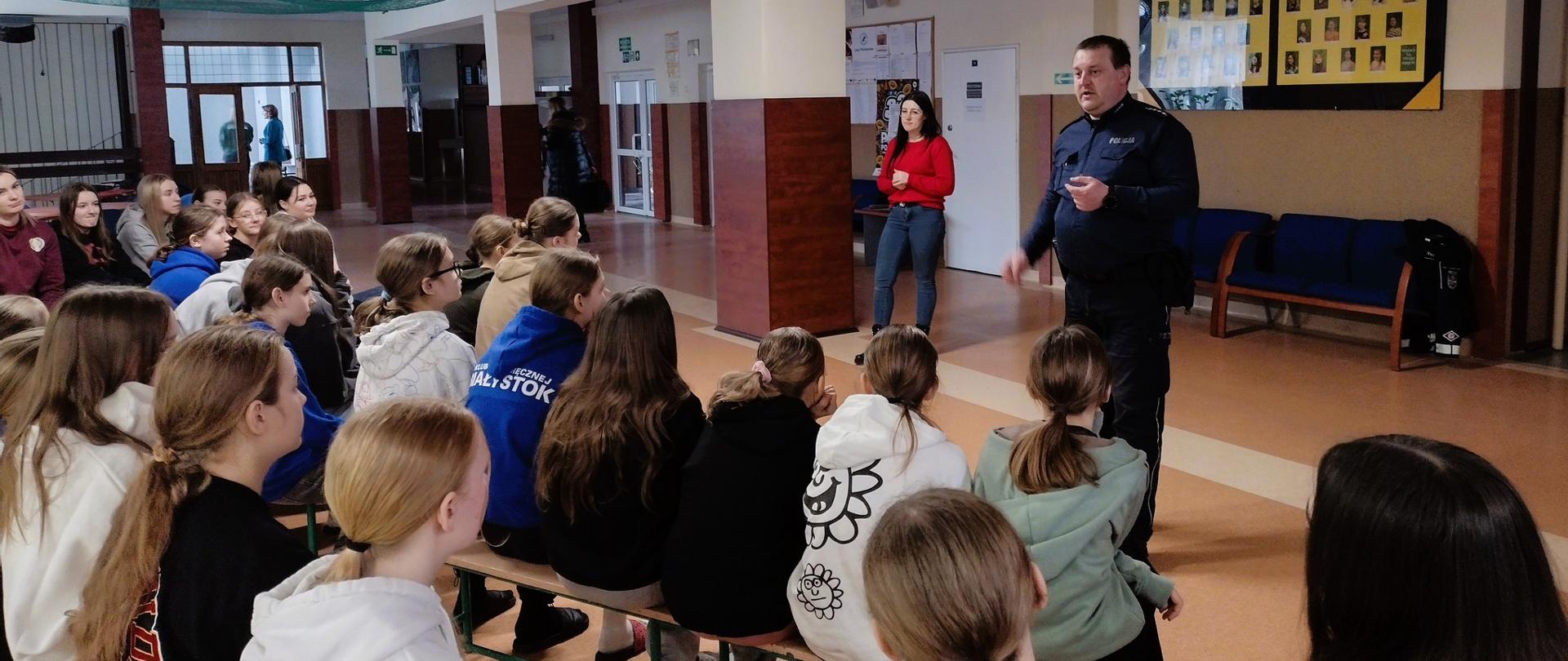 zajęcia edukacyjne we współpracy z siemiatycką policją przeprowadzone podczas wypoczynku zimowego organizowanego w SP nr 3 w Siemiatyczach