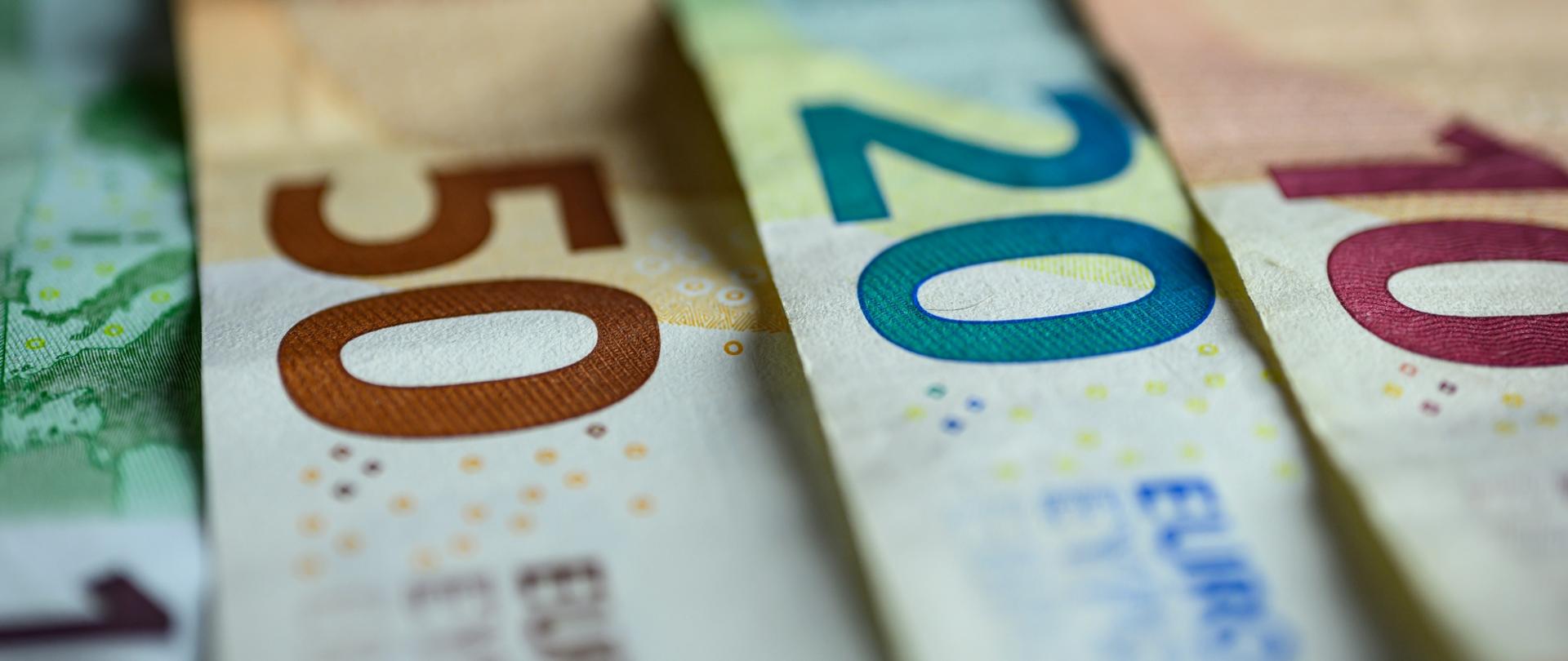 Banknoty euro o nominałach 10, 20, 50.