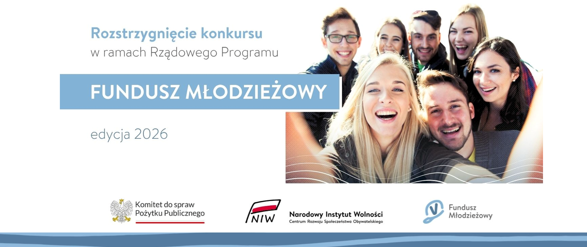 Grafika informacyjna. Na górze tytuł: Rozstrzygnięcie konkursu w ramach Rządowego Programu Fundusz Młodzieżowy edycja 2026. Po prawej stronie grafiki symboliczne zdjęcie. Przedstawia grupę młodych osób, które z uśmiechem pozują do wspólnego zdjęcia. Na dole grafiki loga: Komitet do spraw Pożytku Publicznego, Narodowy Instytut Wolności oraz Fundusz Młodzieżowy.