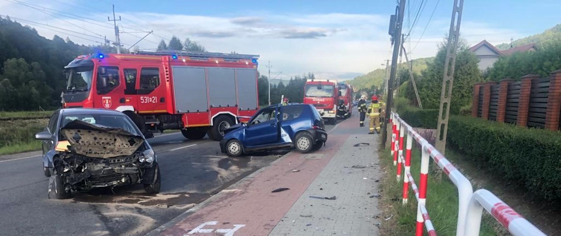 Zdjęcie przedstawia wypadek na drodze wojewódzkiej 946 w miejscowości Sucha Beskidzka.