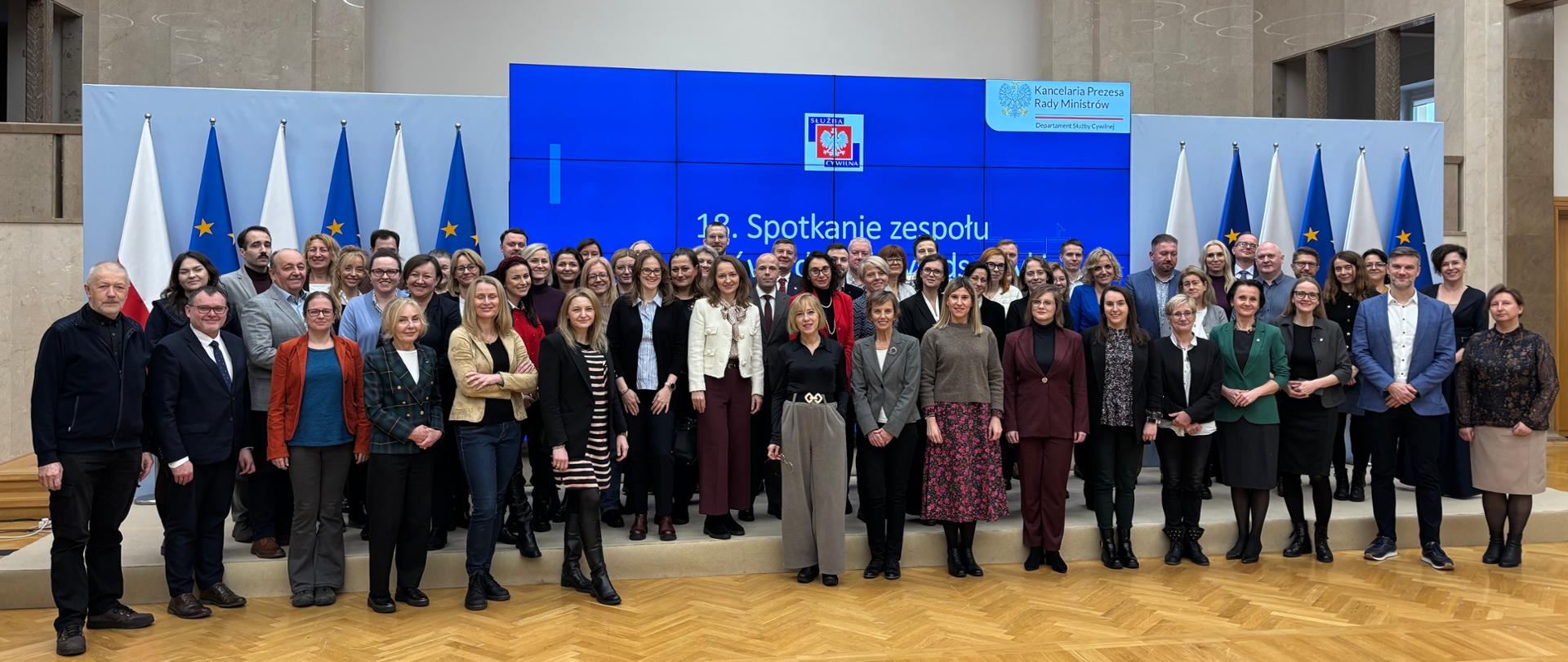 Zdjęcie grupowe uczestniczek i uczestników 18. spotkania zespołu doradców i doradczyń ds. etyki w służbie cywilnej 