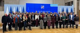Zdjęcie grupowe uczestniczek i uczestników 18. spotkania zespołu doradców i doradczyń ds. etyki w służbie cywilnej 