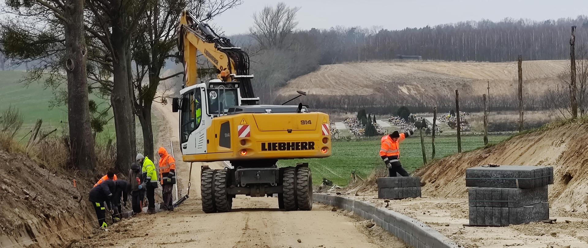 koparka kopie ludzie pracują