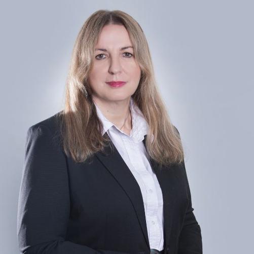 Elegancko ubrana kobieta uśmiecha się do zdjęcia