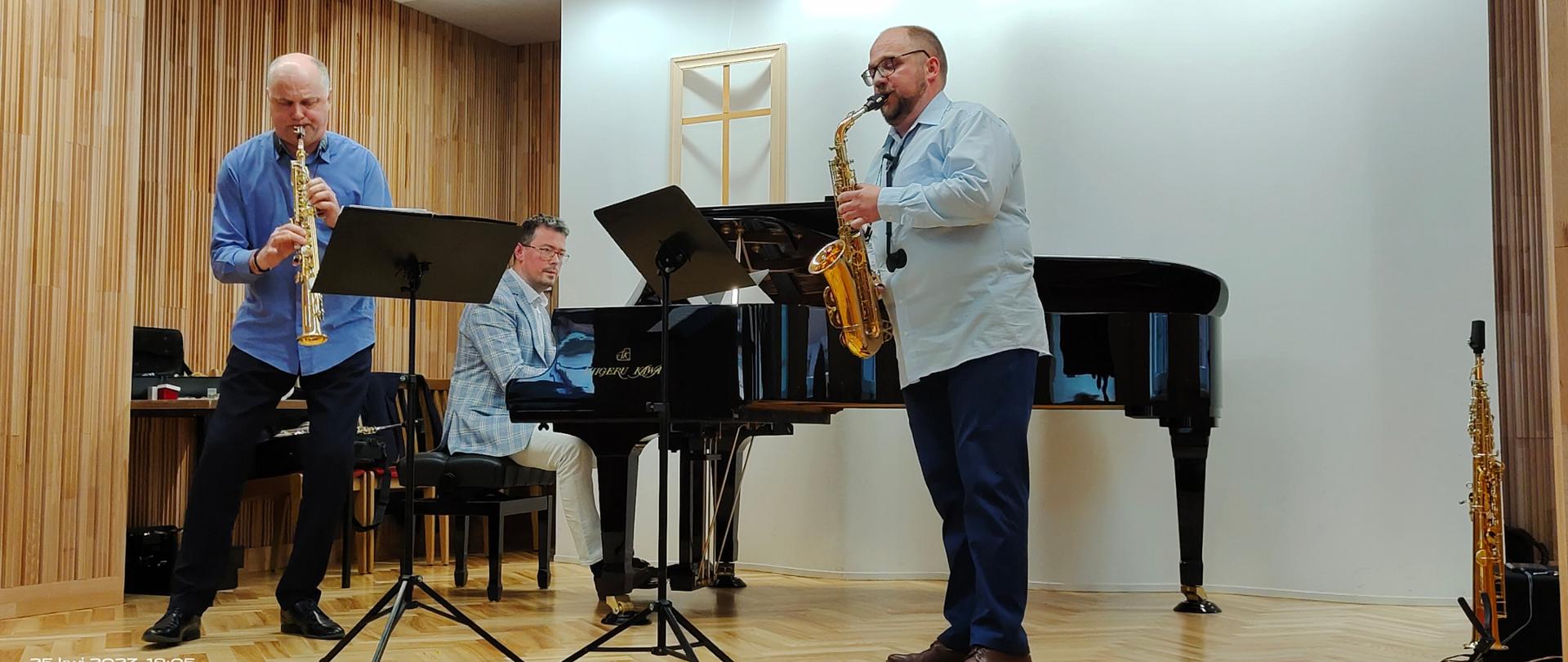 Zdjęcie podczas występu na sali koncertowej szkoły ,prof. Ryszard Żołędziewski.mgr Adrian Masseli,dr Daniel Rybak