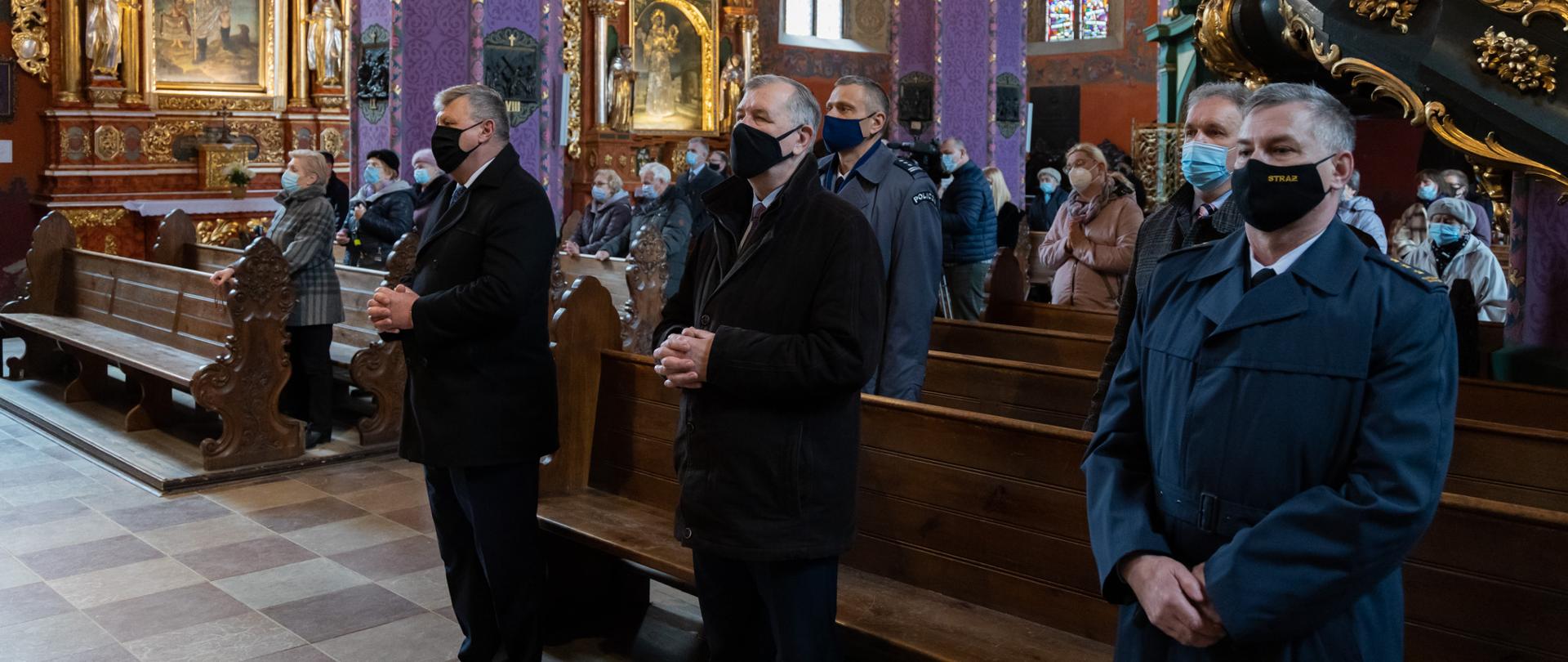 grupa osób w kościele