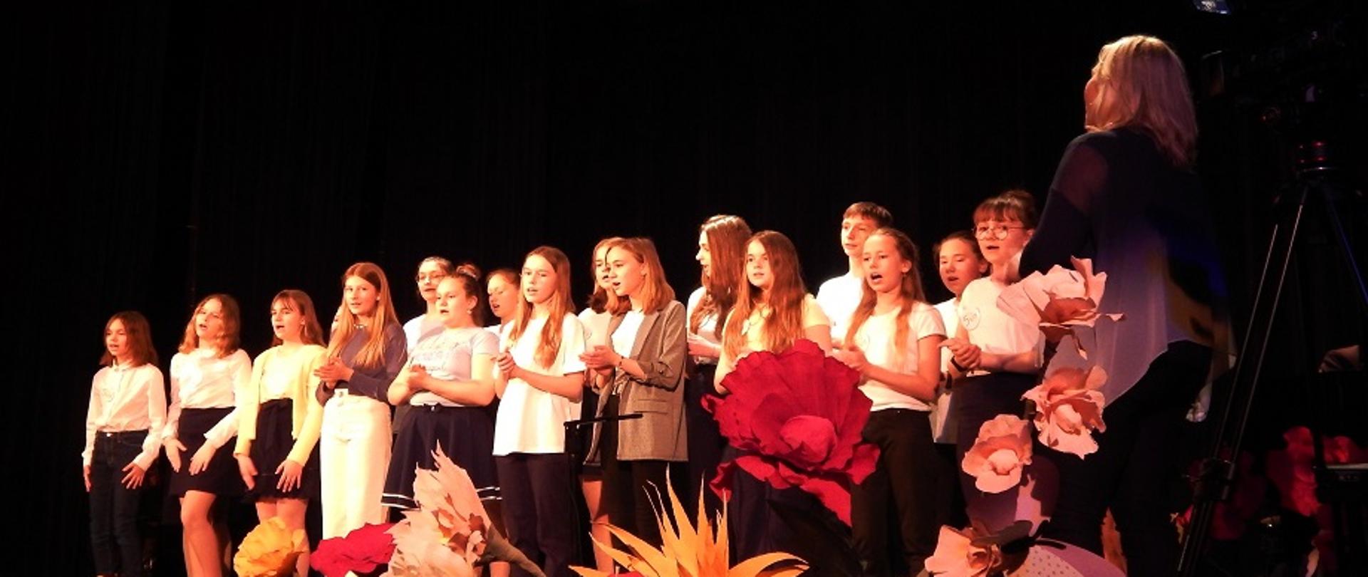 Chór dziecięcy na scenie