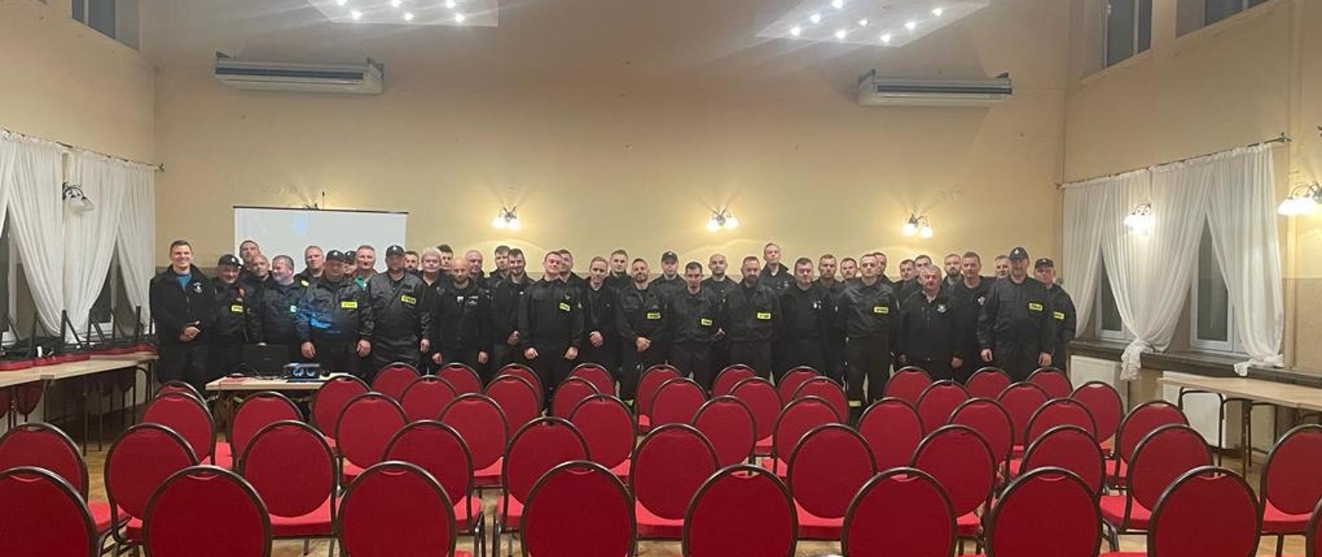 Na zdjęciu strażacy w umundurowaniu koszarowym biorący udział w szkoleniu