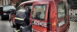 Strażacy pomagają dotrzeć na szczepienia osobom o obniżonej sprawności ruchowej 