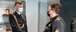 Zastępca Komendanta Wojewódzkiego PSP w Białymstoku żegna funkcjonariusza odchodzącego na emeryturę