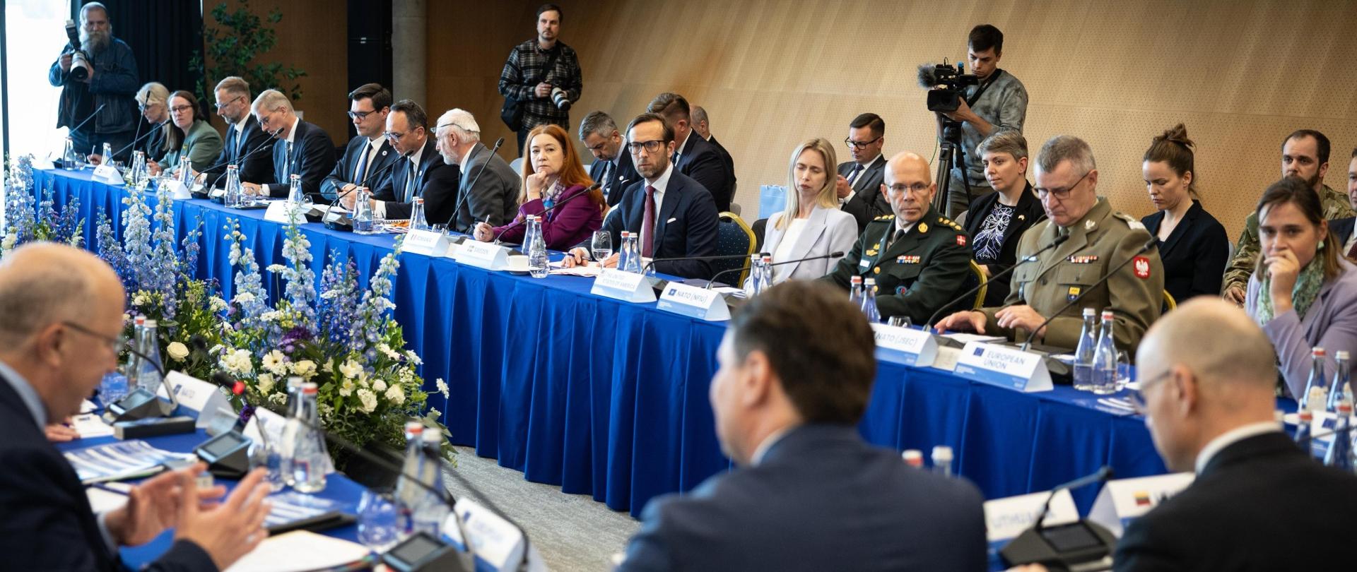 Spotkanie ministrów ds. transportu państw Bukaresztańskiej Dziewiątki (B9) i państw nordyckich, które odbyło się w Wilnie. Polskiej delegacji przewodził minister infrastruktury Dariusz Klimczak.