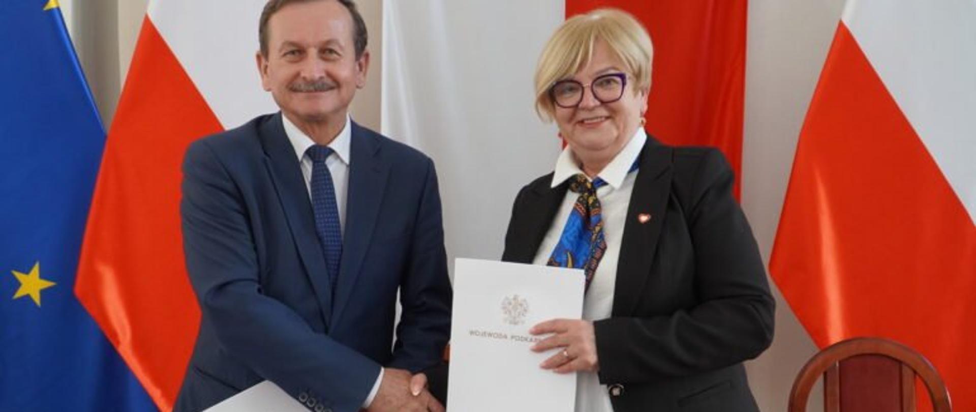 Zdjęcie przedstawia uczestników podpisania umów w urzędzie wojewódzkim