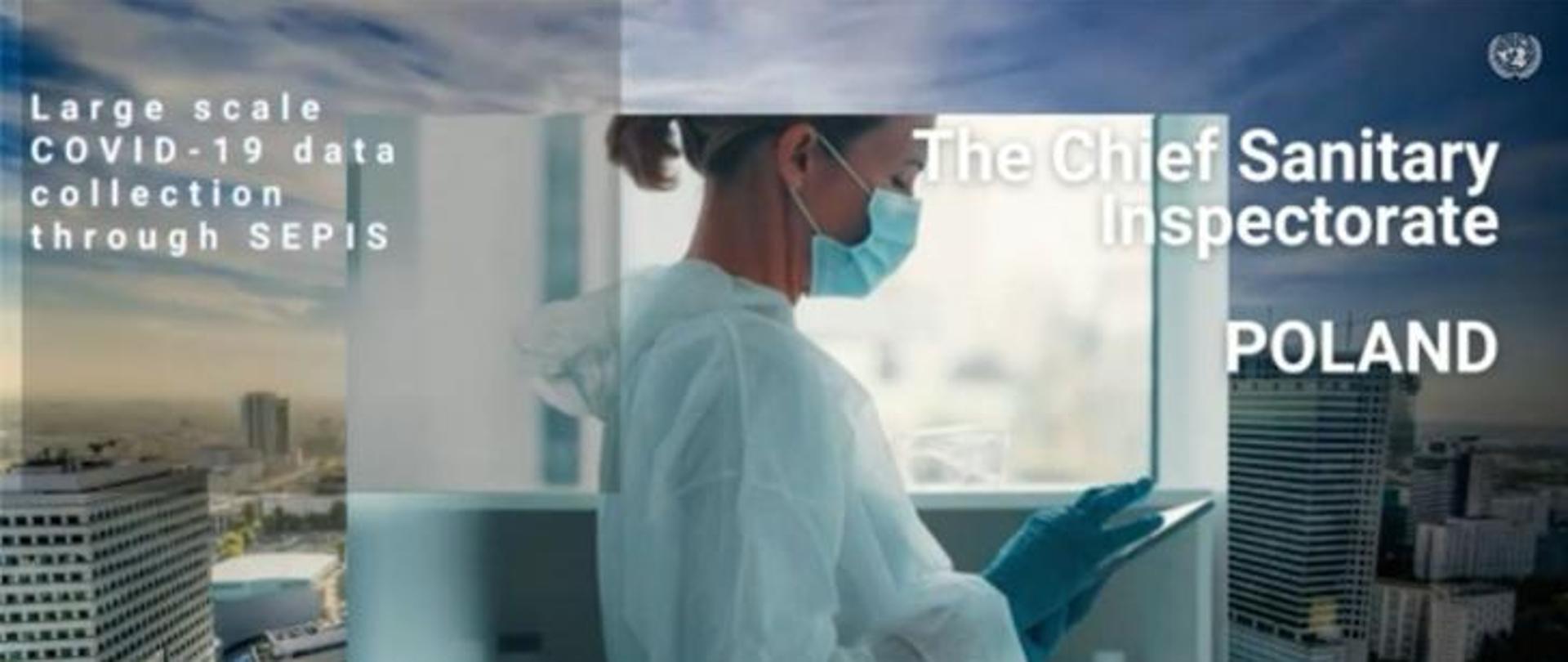 Zdjęcie przedstawia kobietę wyposażoną w maseczkę oraz kombinezon ochronny. Po jej lewej stronie znajduje się napis: Large scale COVID - 19 data collection through SEPIS, natomiast po prawej: The Chief Sanitary Inspectorate POLAND. W tle widoczne jest miasto.