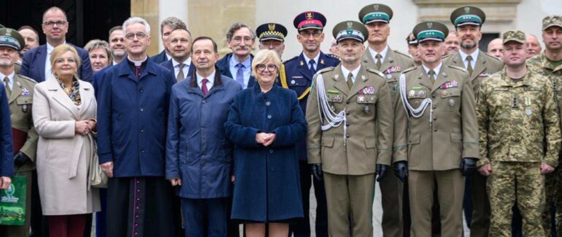 Zdjęcie przedstawia wojewodę podkarpackiego Teresę Kubas-Hul wraz z uczestnikami obchodów święta Bieszczadzkiego Oddziału Straży Granicznej