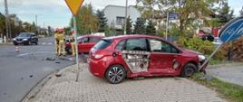 Wypadek dwóch pojazdów na skrzyżowaniu.
