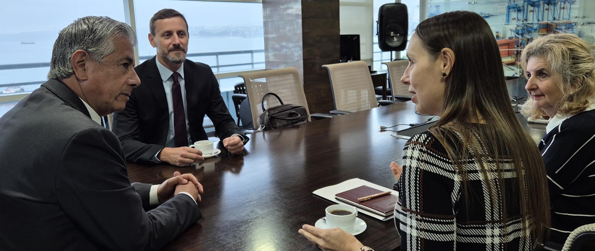 Ana Maria Chamy, Konsul H. w Concón, Manuel Millones, delegado presidencial, Michał Świetlik,charge d'affaires a.i. , Mielna Łukasiewicz, I Radca- rozmowy przy stole 