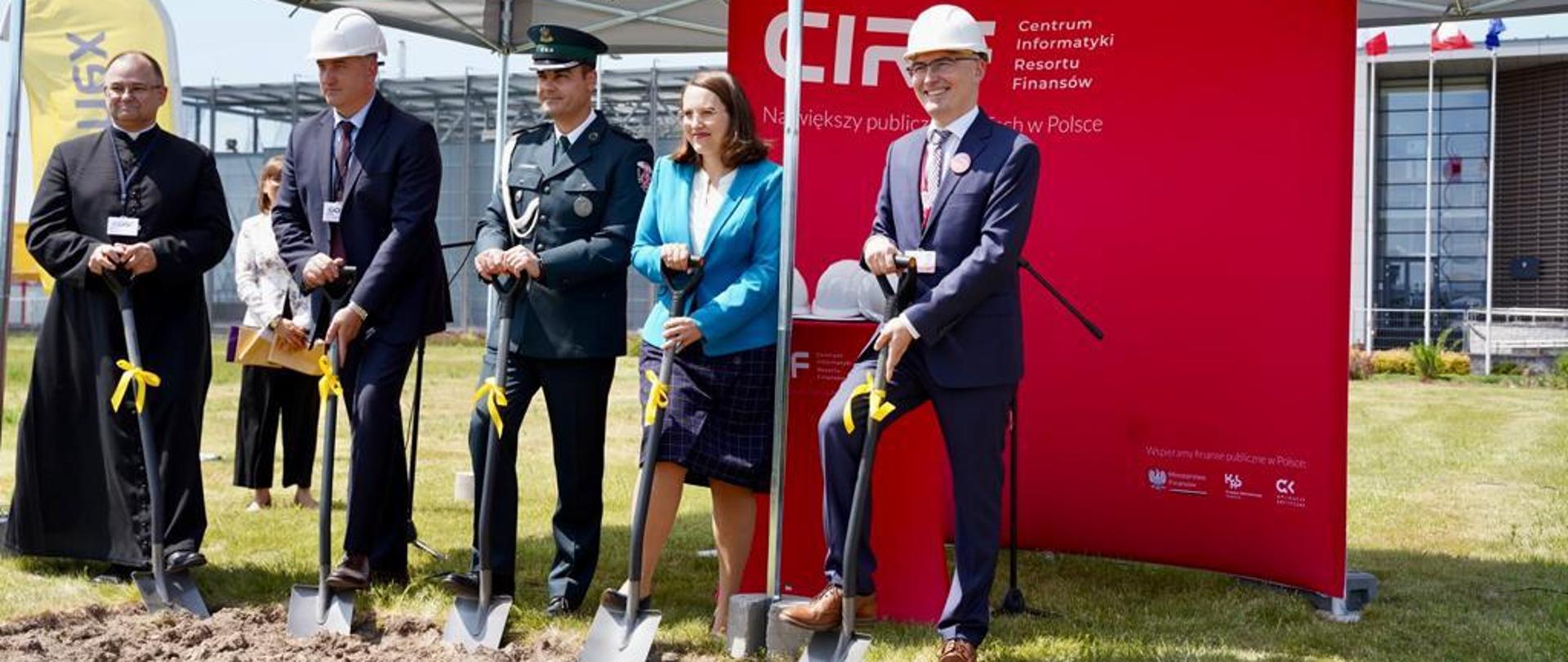 Konferencja MF na zdjęciu m.in. minister finansów Magdalena Rzeczkowska, szef KAS Bartosz Zbaraszczuk oraz dyrektor CIRF Hubert Gniadowicz na konferencji