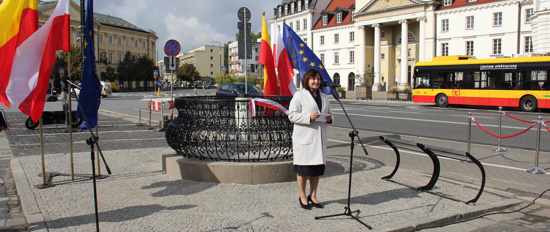 Alicja Kulka, p.o. Główny Geodeta Kraju podczas odsłonięcia Pomnika Geodezji Europejskiej.