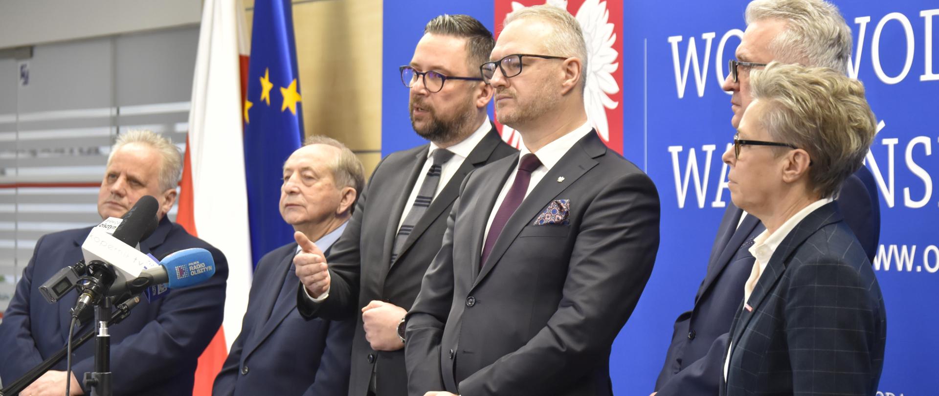Briefing prasowy z udziałem Sekretarza Stanu w Ministerstwie Aktywów Państwowych, Posła na Sejm RP Marcina Kulaska, Wojewody Warmińsko-Mazurskiego Radosława Króla, Wicewojewody Warmińsko-Mazurski Zbigniewa Szczypińskiego, Przewodniczącego Nowej Lewicy na Warmii i Mazurach Władysława Mańkuta, Sekretarza Warmińsko-Mazurskiej Rady Wojewódzkiej Nowej Lewicy Hanny Dziedzioło, Wiceprezydenta Elbląga Janusza Nowaka oraz Dyrektor Generalnej Warmińsko-Mazurskiego Urzędu Wojewódzkiego Moniki Choroszewskiej-Pleńkowskiej.
