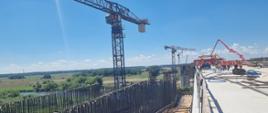 Widok na zbrojenie mostu nad Narwią na obwodnicy Łomży