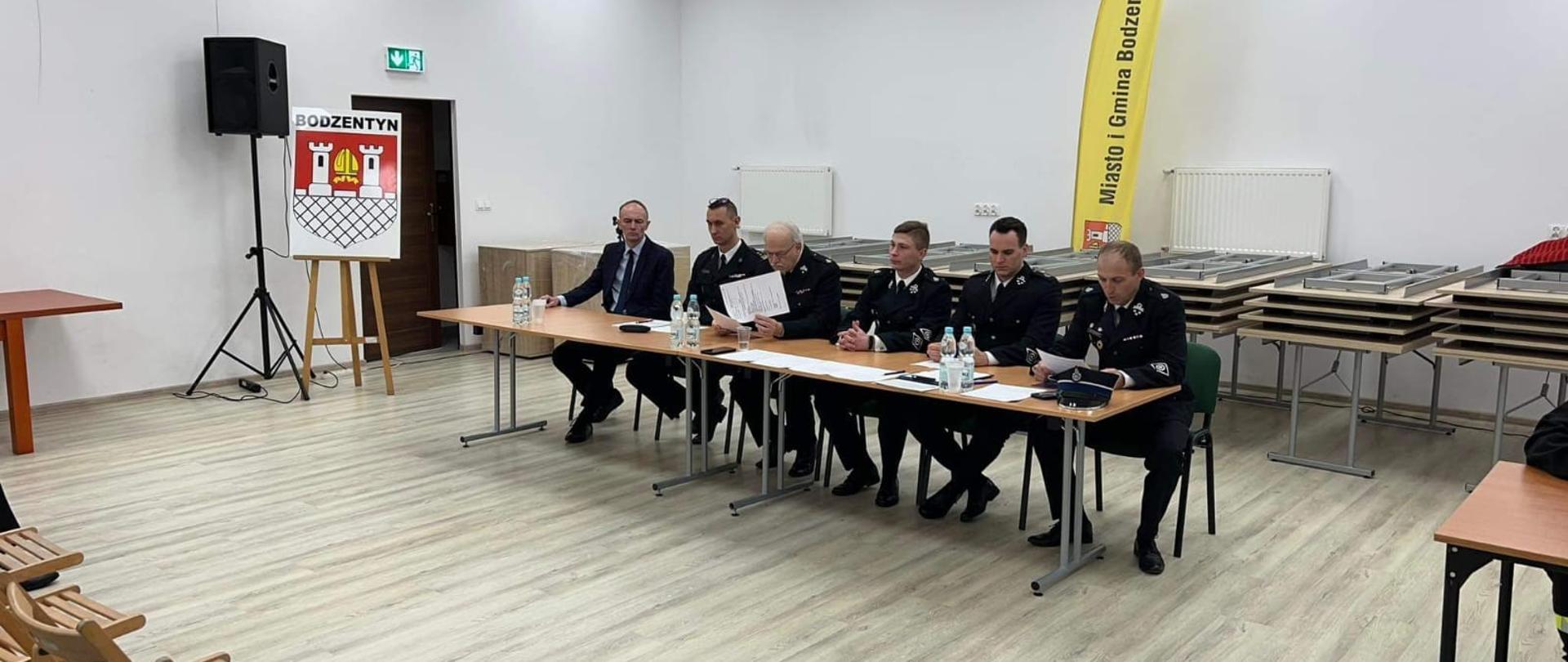 Zdjęcie przedstawia gości i organizatorów spotkania noworocznego Ochotniczej Straży Pożarnej w Bodzentynie 