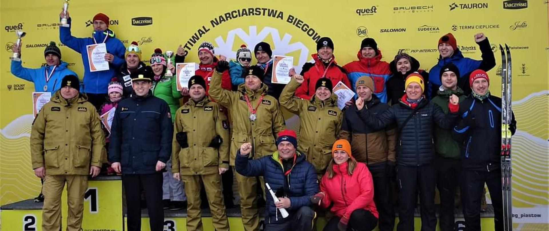 Strażacy podczas dekoracji medalowej po zmaganiach.