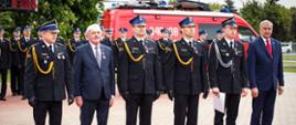 Komendant i minister z mianowanymi strażakami. 