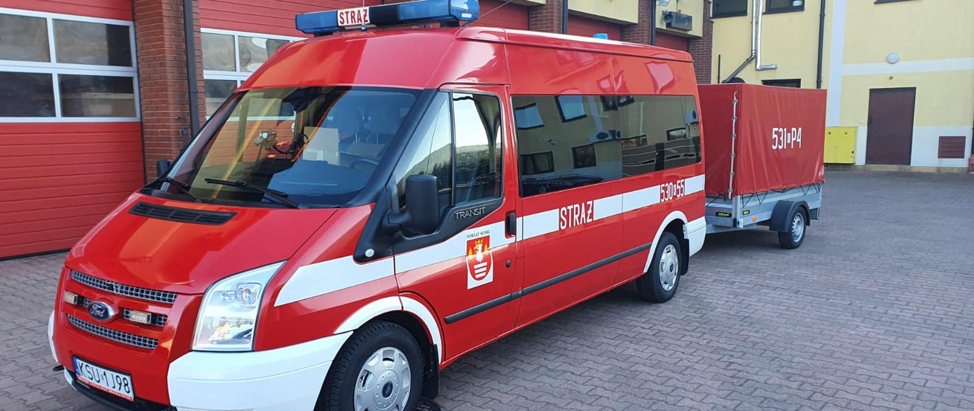 Zdjęcie przedstawia transport łóżek