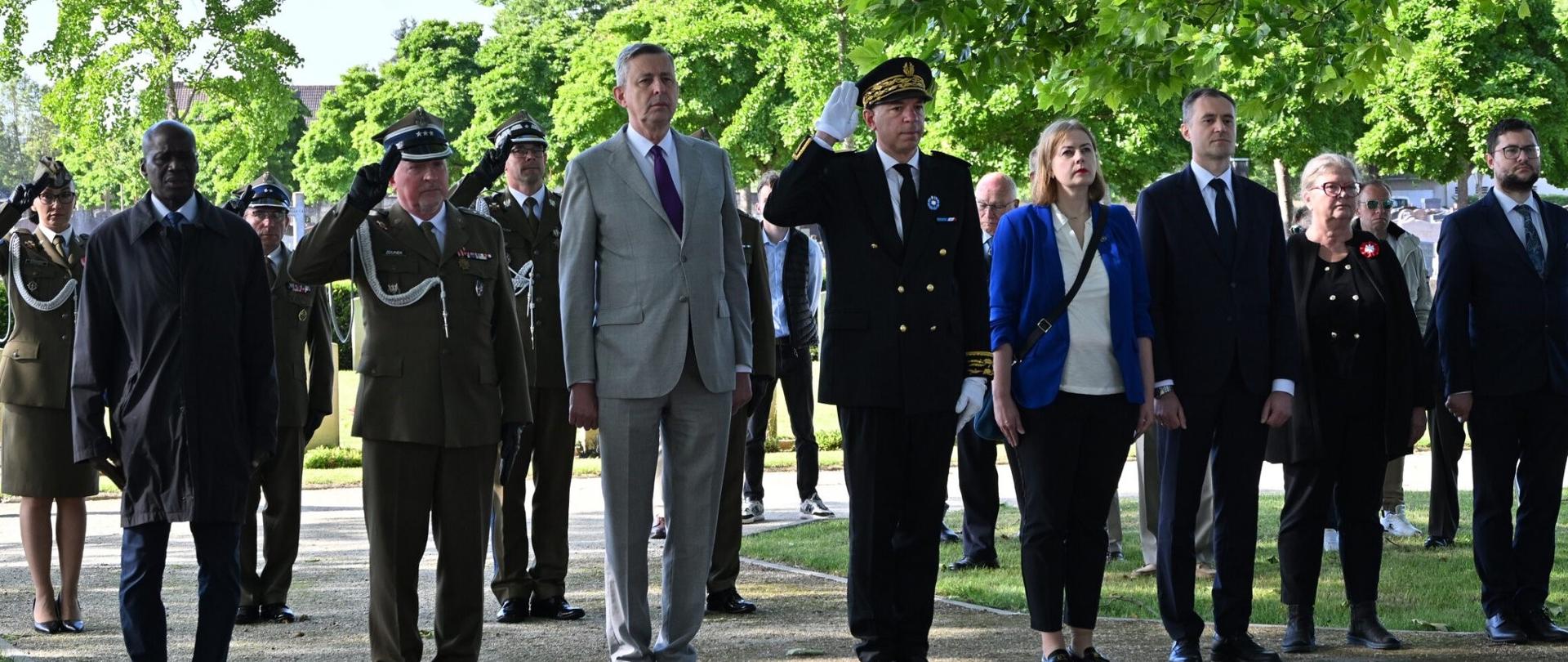 Des représentants des autorités civiles et militaires se tiennent en rang.