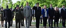Des représentants des autorités civiles et militaires se tiennent en rang.