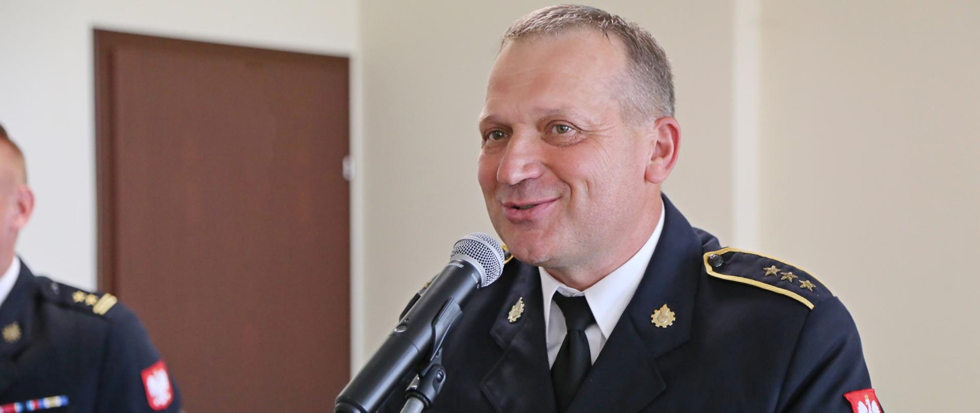 Na zdjęciu asp. sztab. przemawia do mikrofonu