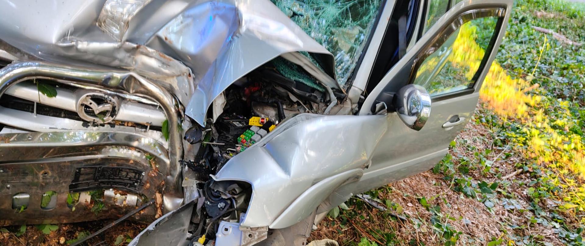 Mocno uszkodzony przód samochodu
