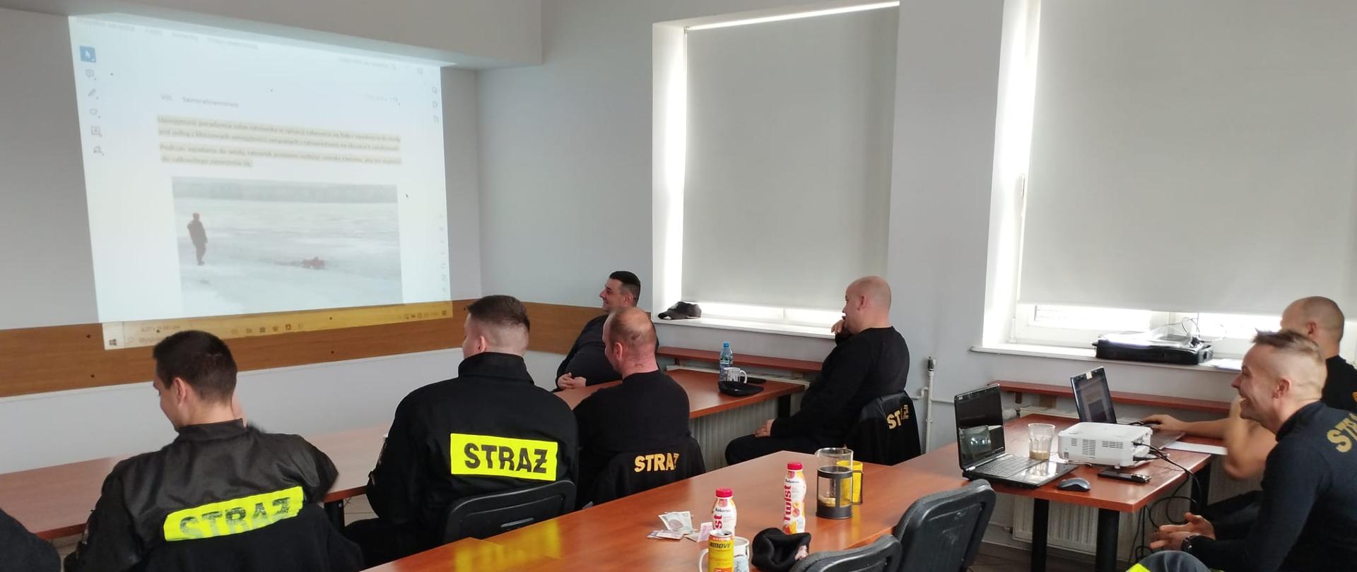 Strażacy podczas zajęć teoretycznych.