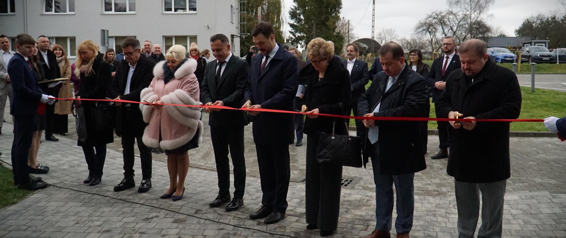 Przecięcie wstęgi przez osoby zaangażowane w projekt budowy BCU.