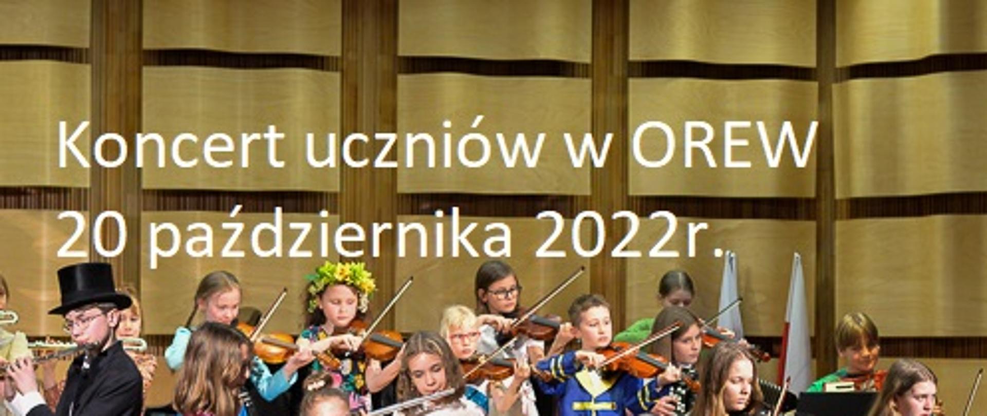 Plakat koncertu, grający na instrumentach uczniowie na tle paneli akustycznych sali koncertowej. Koncert odbędzie się 20 października 2022r.
