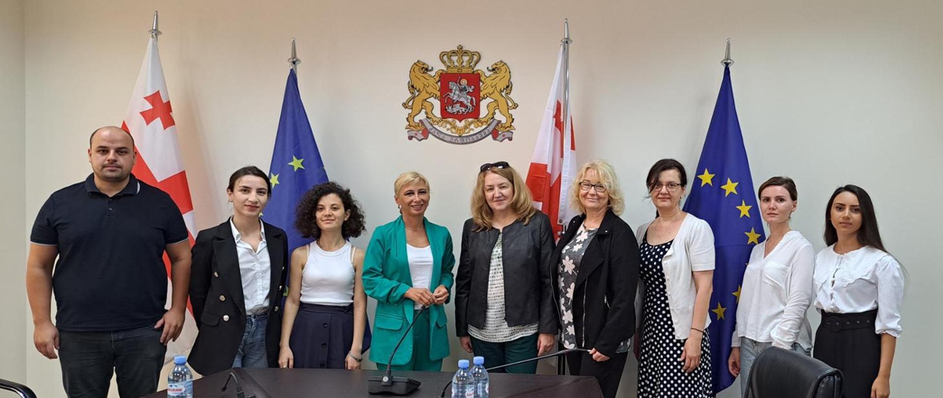 Na tle flag Polski i Gruzji stoją przedstawiciele Państwowej Inspekcji Farmaceutycznej oraz Gruzińskiej Agencji ds. Regulacji Działalności Medycznej i Farmaceutycznej LEPL.