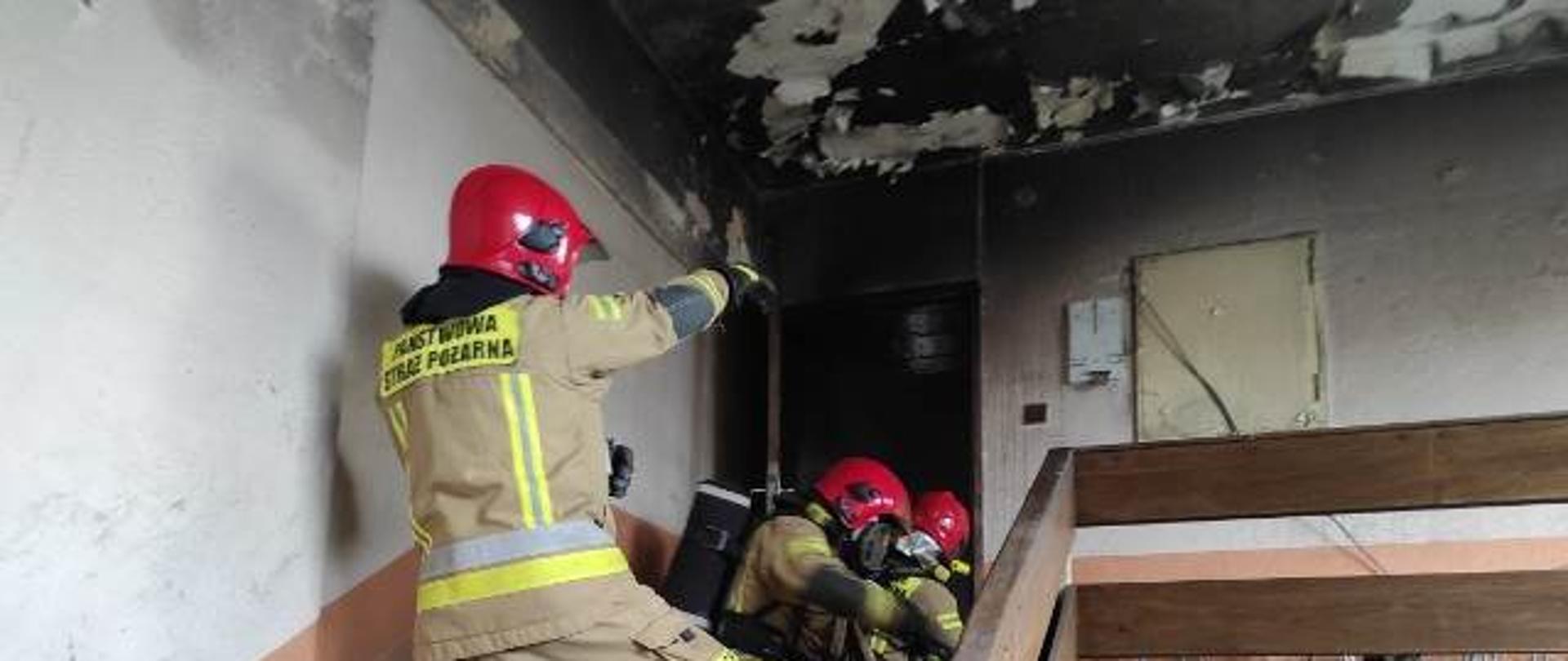 Doskonalenie zawodowe z zakresu gaszenia pożarów wewnętrznych.