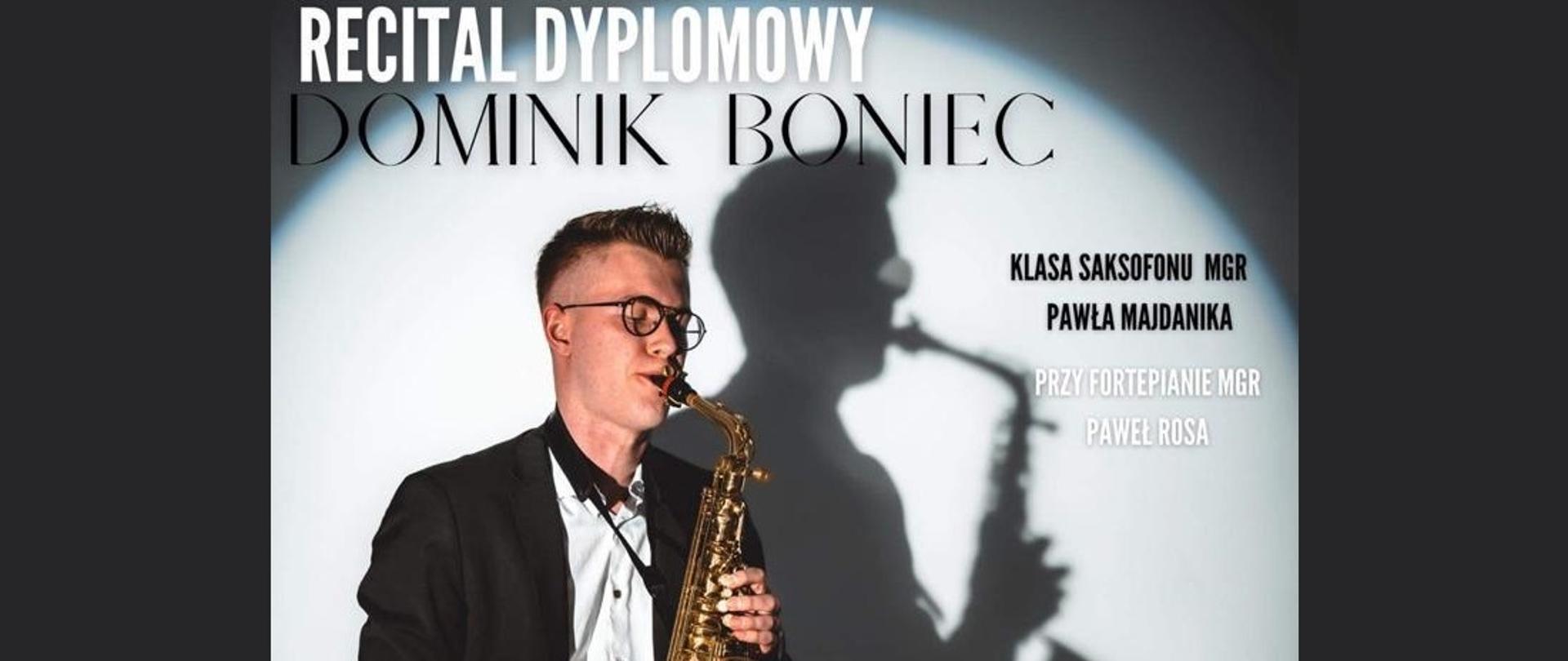 Zdjęcie mężczyzny grającego na saksofonie. W tle cień grającego. Powyżej nazwa wydarzenia oraz imiona i nazwiska wykonawców.