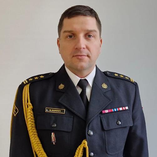 Funkcjonariusz w mundurze wyjściowym