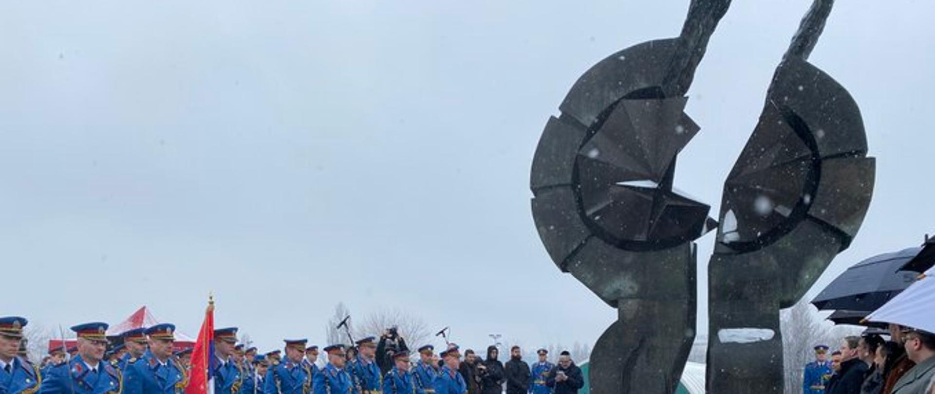 Złożeniem kwiatów pod pomnikiem ofiar ludobójstwa II. wojny światowej, w trakcie oficjalnych uroczystości państwowych Ambasada RP w Belgradzie oddała hołd zamordowanym w trakcie Zagłady, w związku z przypadającym w dniu 27 stycznia Międzynarodowym Dniem Pamięci o Holokauście.