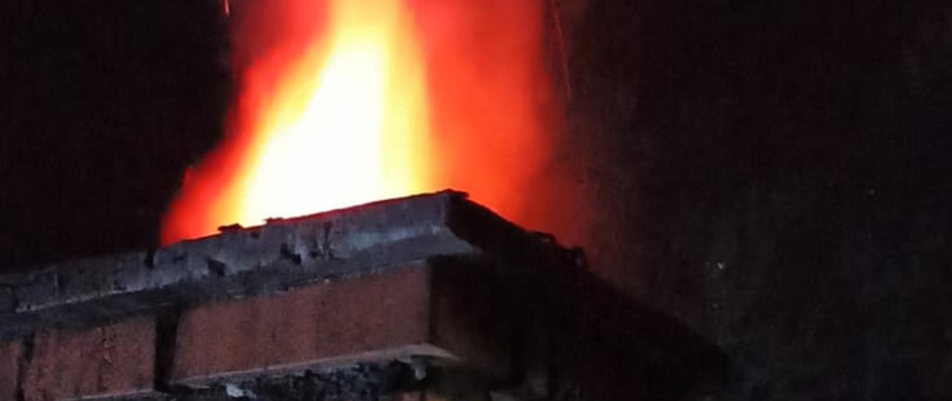 Paląca się sadza w kominie