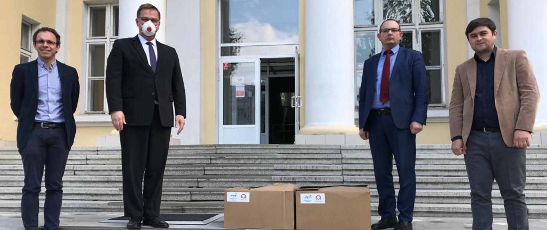 Symboliczne przekazanie sprzętu medycznego przez Ambasadora Bartłomieja Zdaniuka