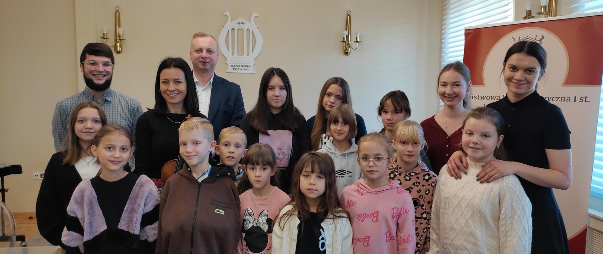 Uczestnicy warsztatów. Zdjęcie wykonane w auli szkoły.