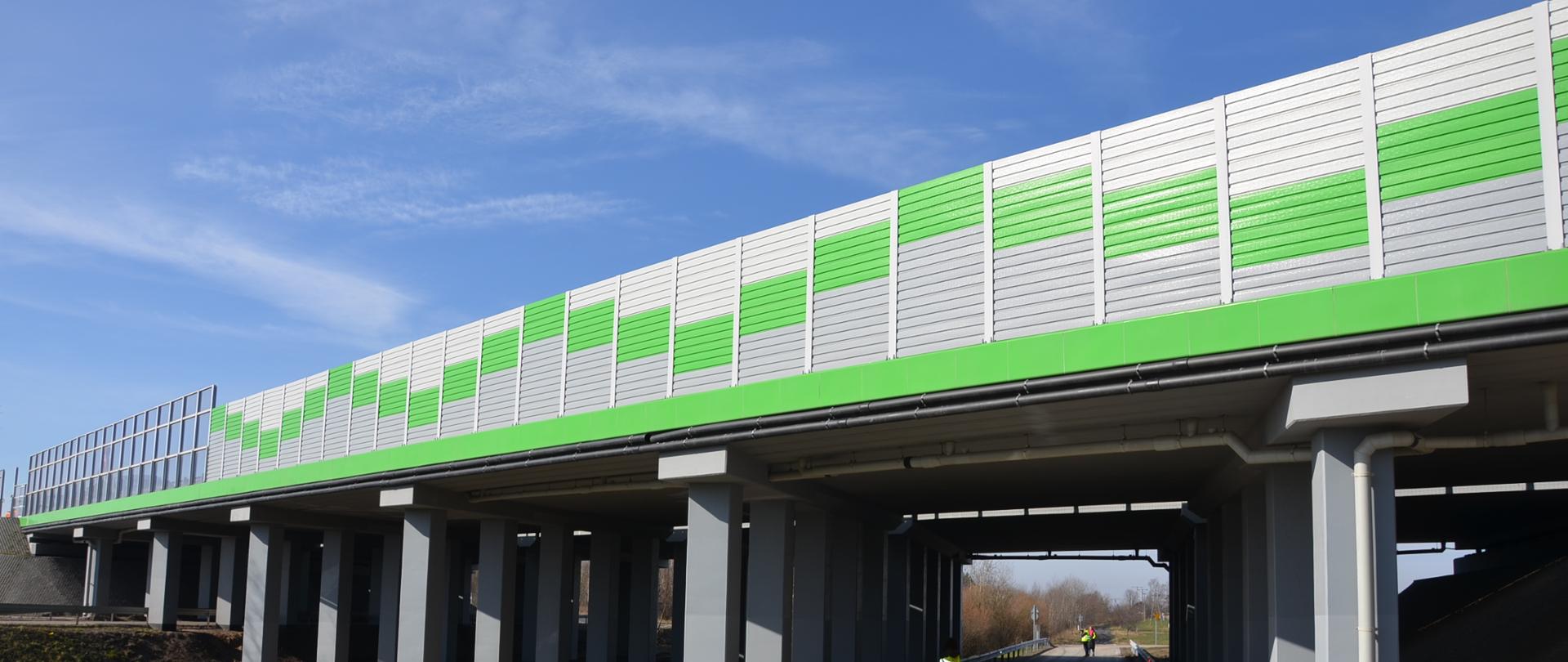 Widok z dołu na ekrany dźwiękochłonne na A1