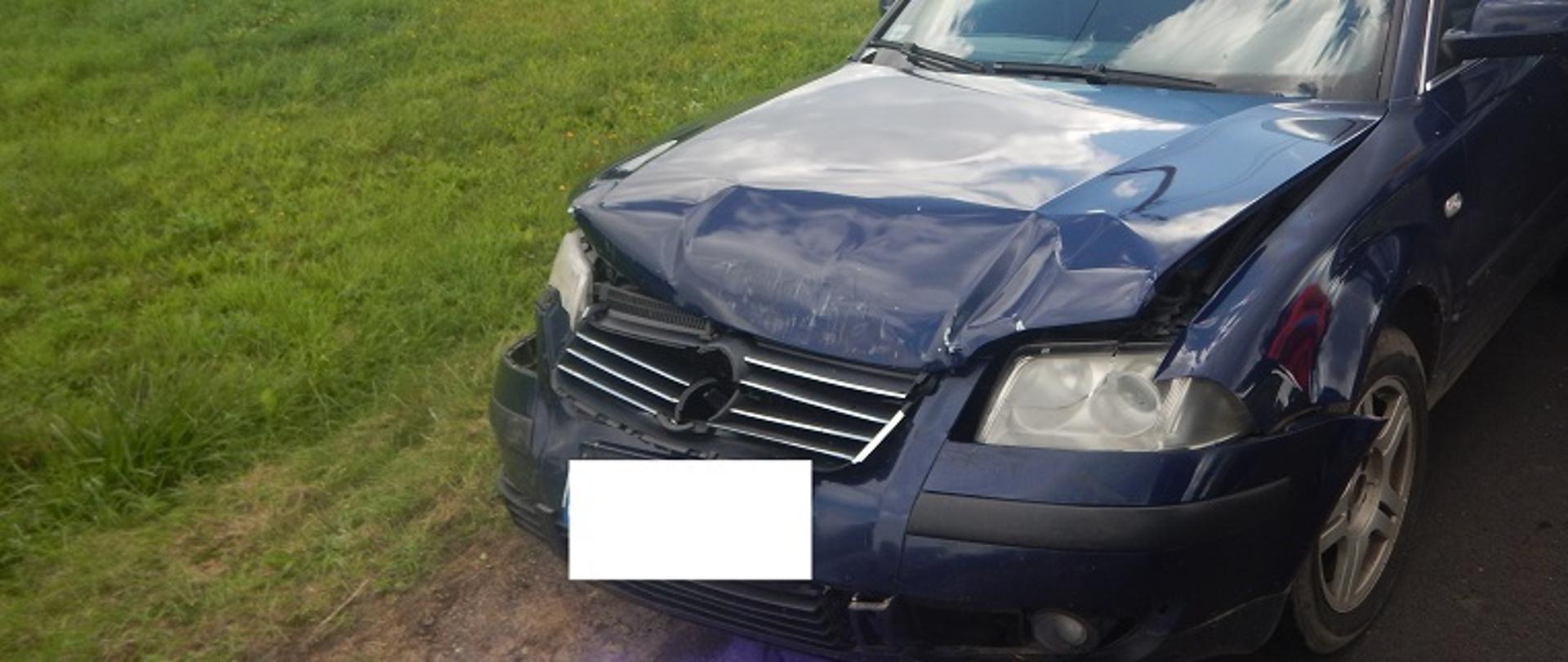 Zdjęcie przedstawia samochód osobowy po wypadku drogowym