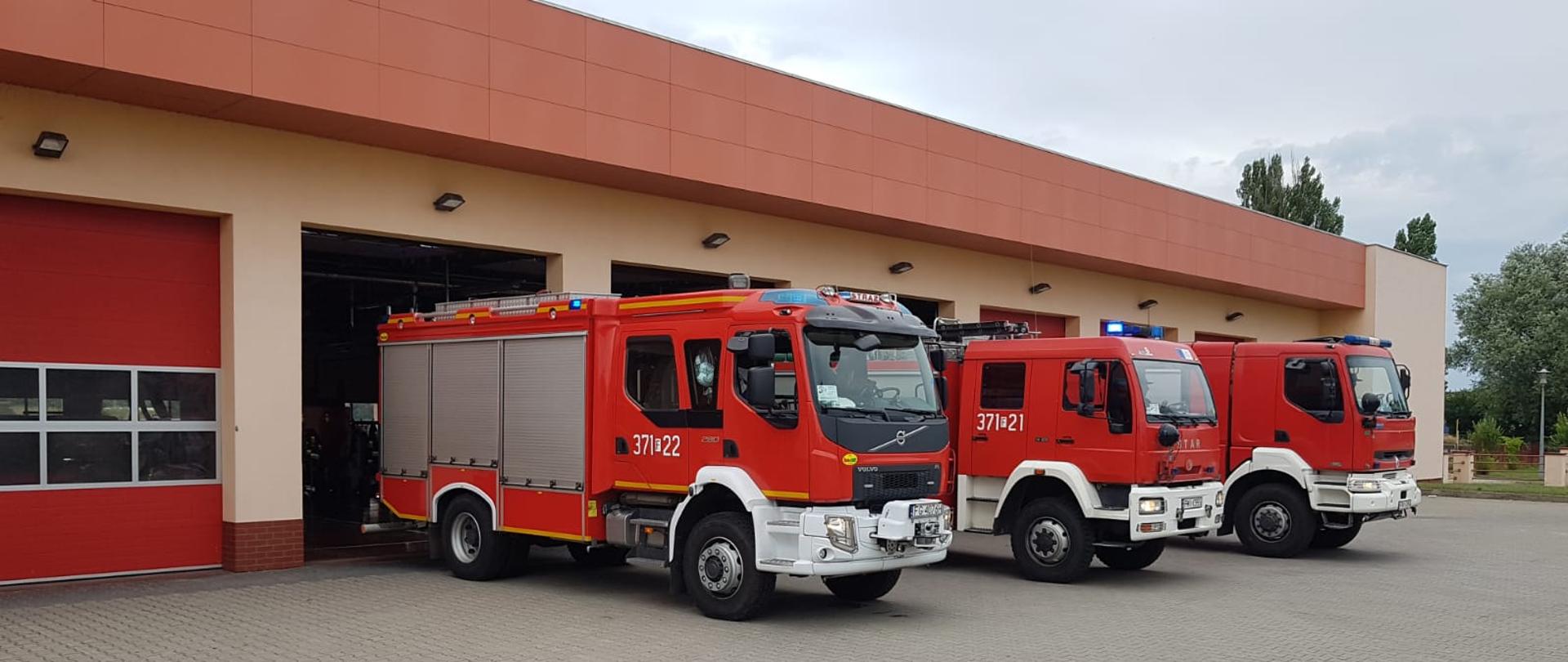 Zdjęcie przedstawia moment, kiedy zawyły syreny strażackich pojazdów w 77 rocznicę Powstania Warszawskiego.