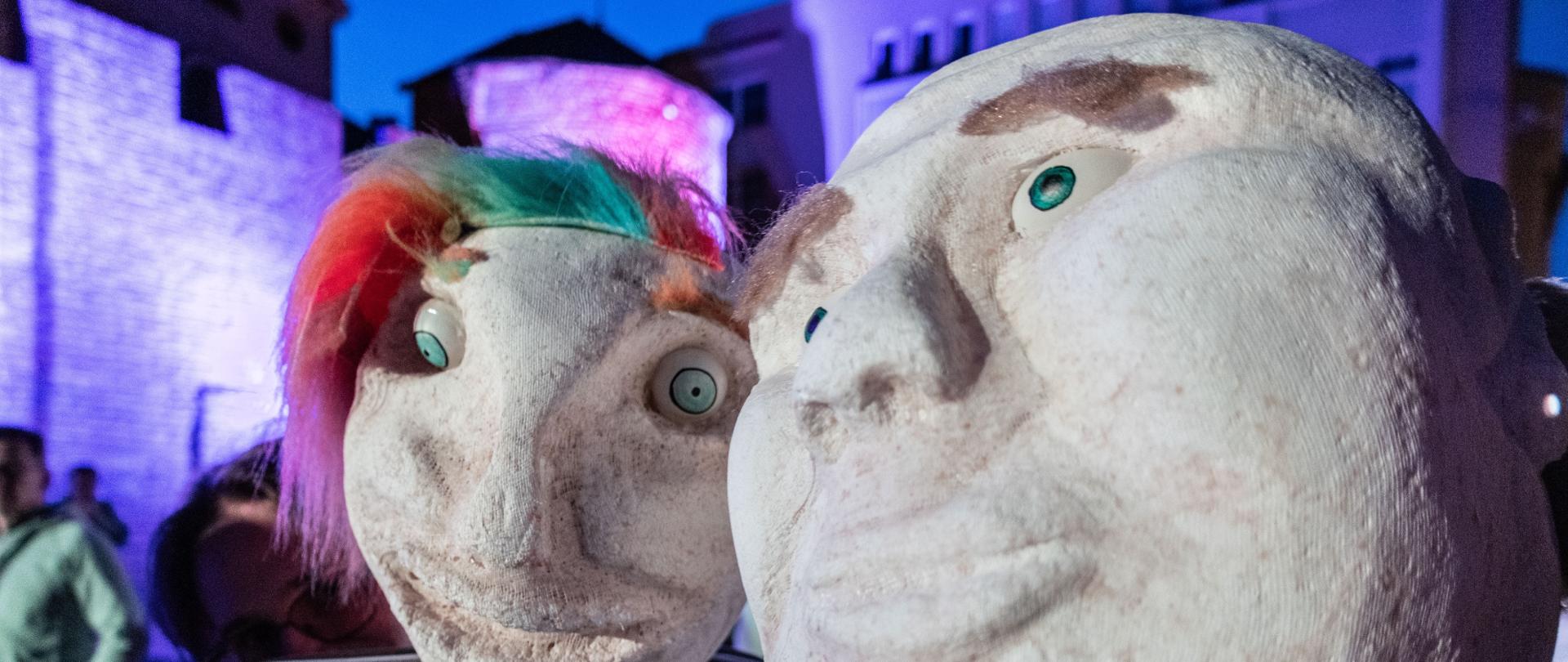 Dwie maski wykonane z gipsu wypełniają cały kadr