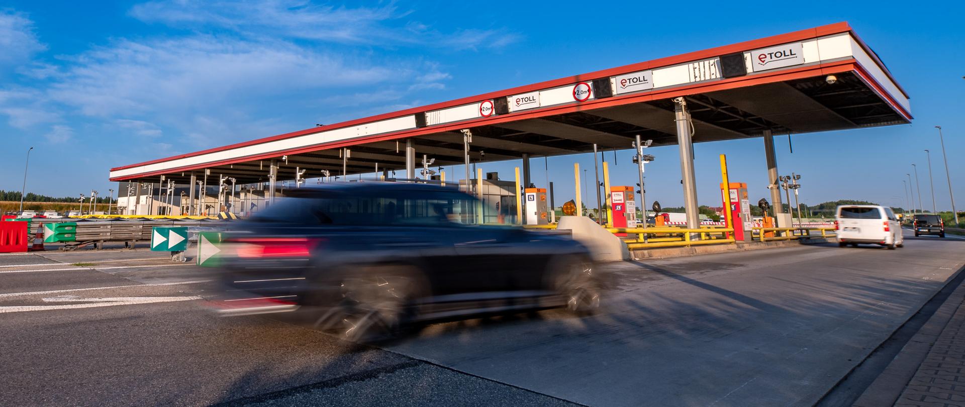 Pojazdy przejeżdżające przez punkt poboru opłat bez zatrzymywania się.