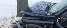 Samochód uderzył w drzewo, uszkodzony przód